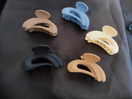 Matte Elegant Loop Hair Clutch