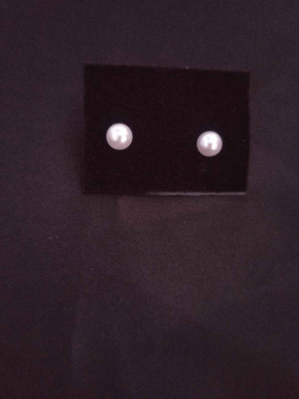 White Beat Stud