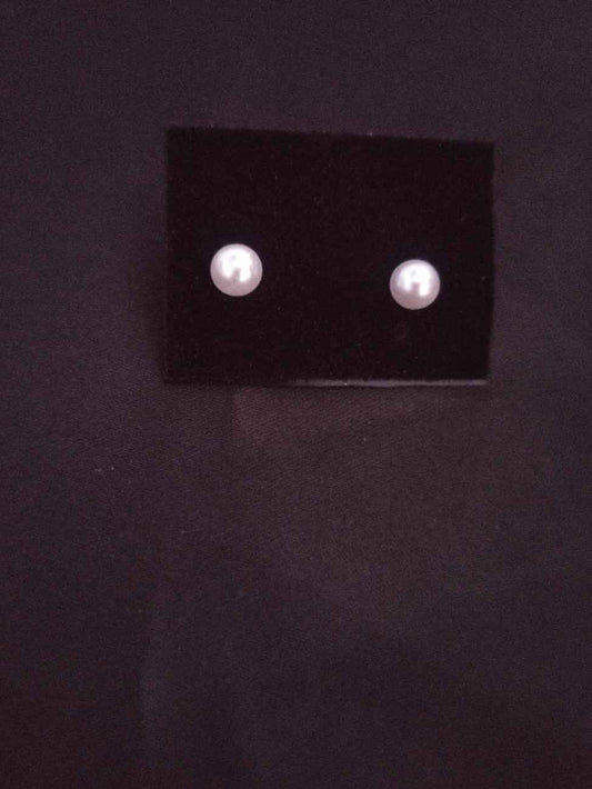 White Beat Stud